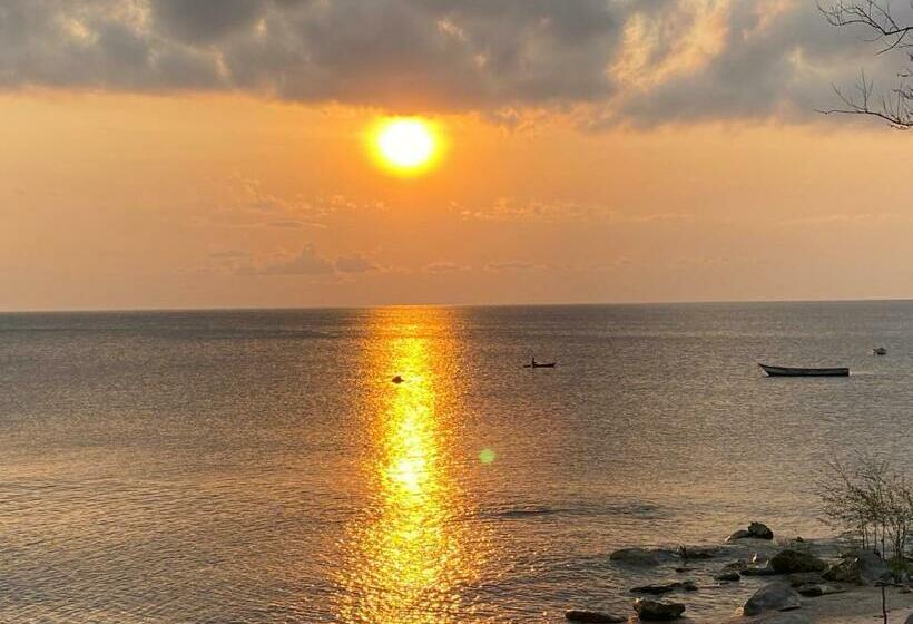 اتاق استاندارد با چشم‌انداز دریاچه, Ndau Lodge