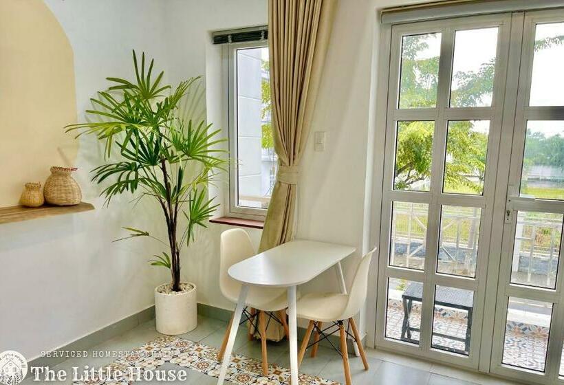 اتاق لوکس با بالکن, The Little House Cotton White