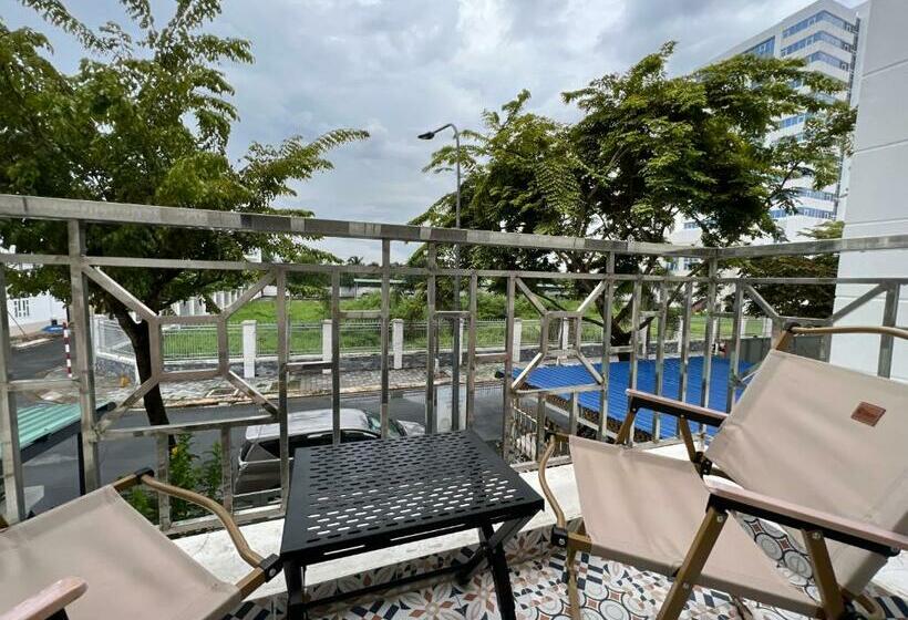 اتاق لوکس با بالکن, The Little House Cotton White