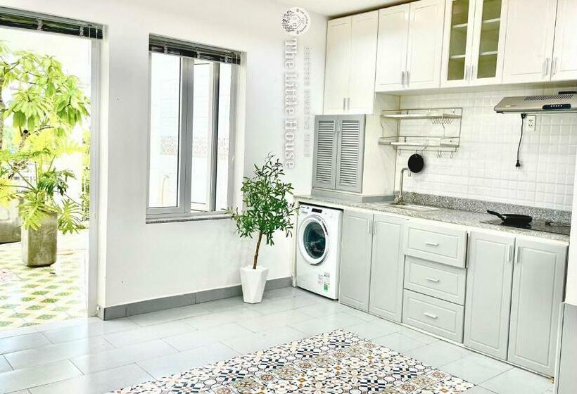 اتاق لوکس با بالکن, The Little House   Cotton White