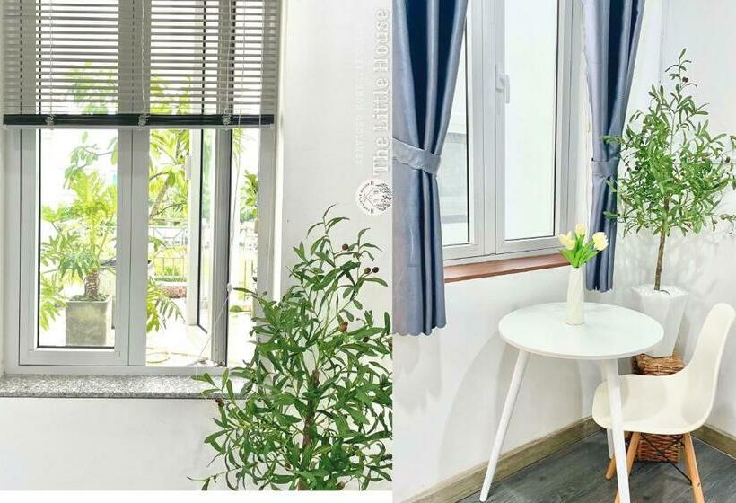 اتاق لوکس, The Little House   Cotton White