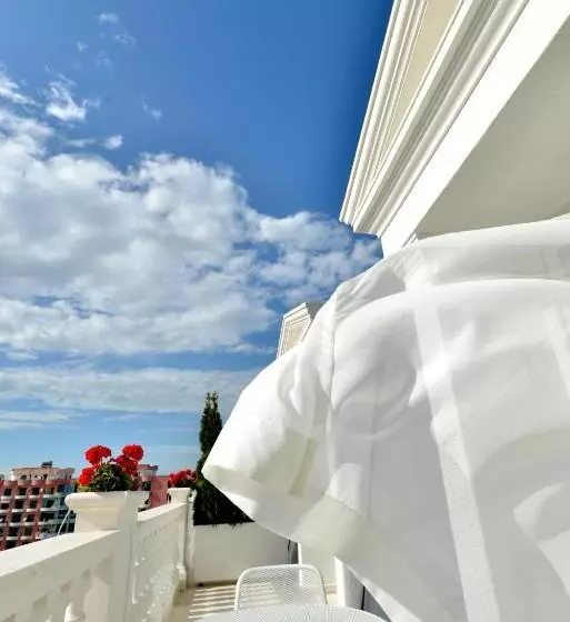 سوییت جونیور, Flower Hotels & Resorts