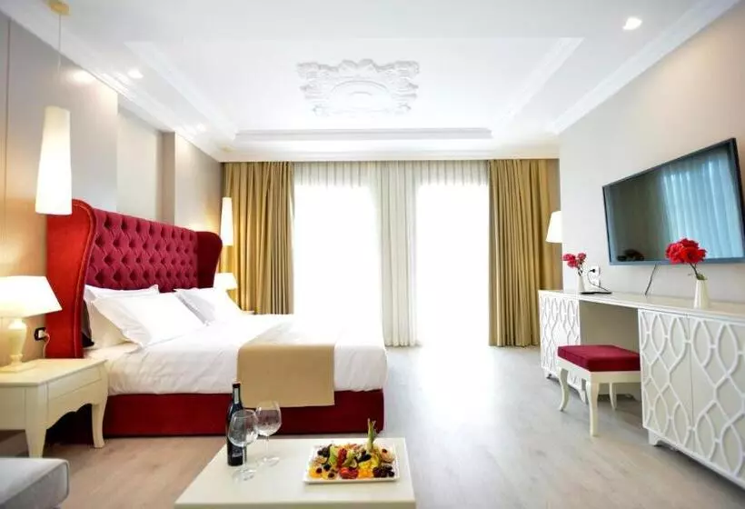 سوییت جونیور, Flower Hotels & Resorts