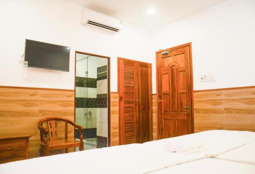 اتاق استاندارد چهار تخته, Huu Le