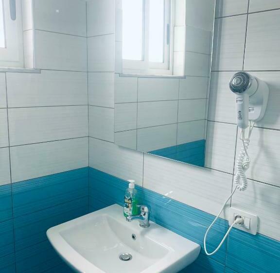 غرفة عائلية, Lakaj