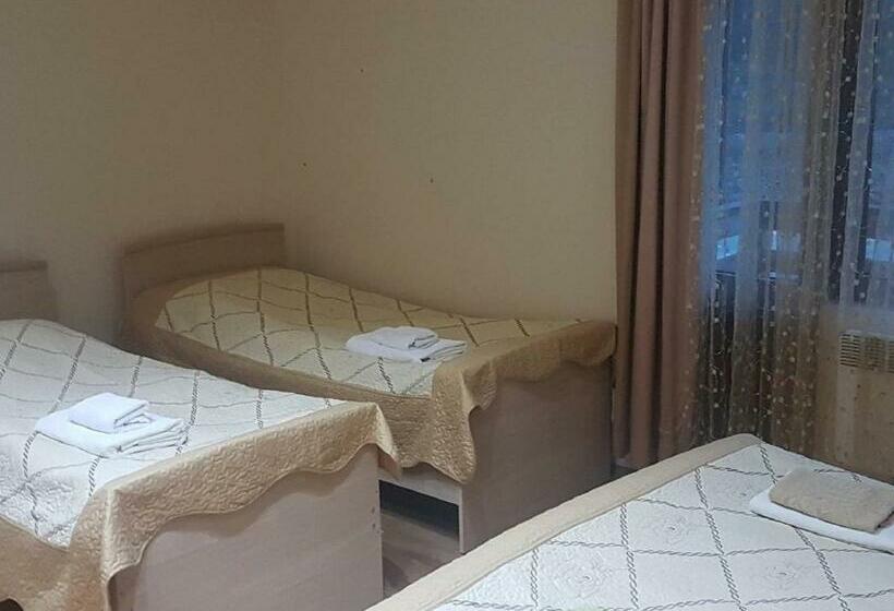 اتاق استاندارد چهارنفره با بالکن, Riverside Mestia