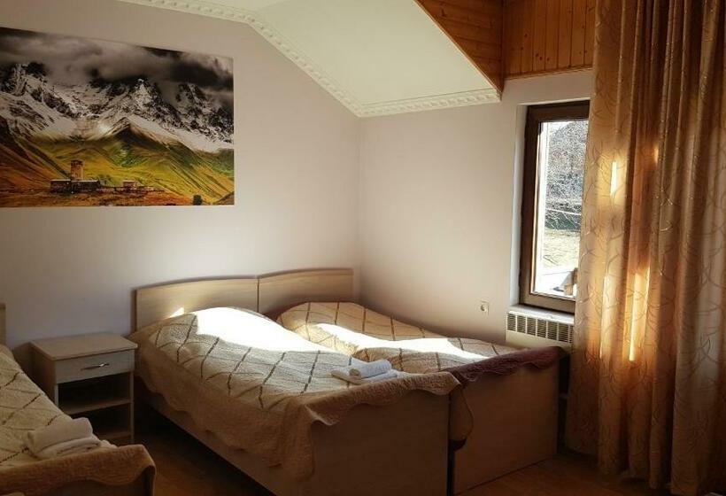 اتاق استاندارد چهارنفره با بالکن, Riverside Mestia