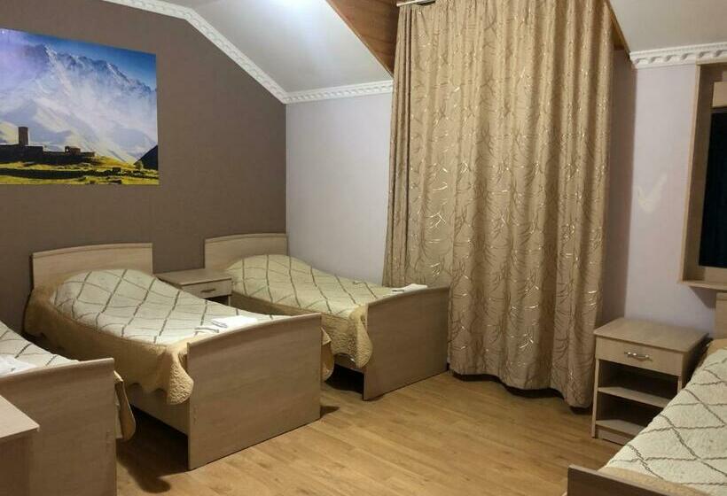 اتاق استاندارد چهارنفره با بالکن, Riverside Mestia