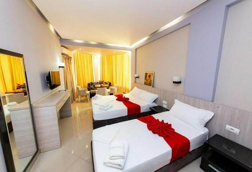 غرفة قياسية ثلاثية مزودة بشرفة, Villa Qendra