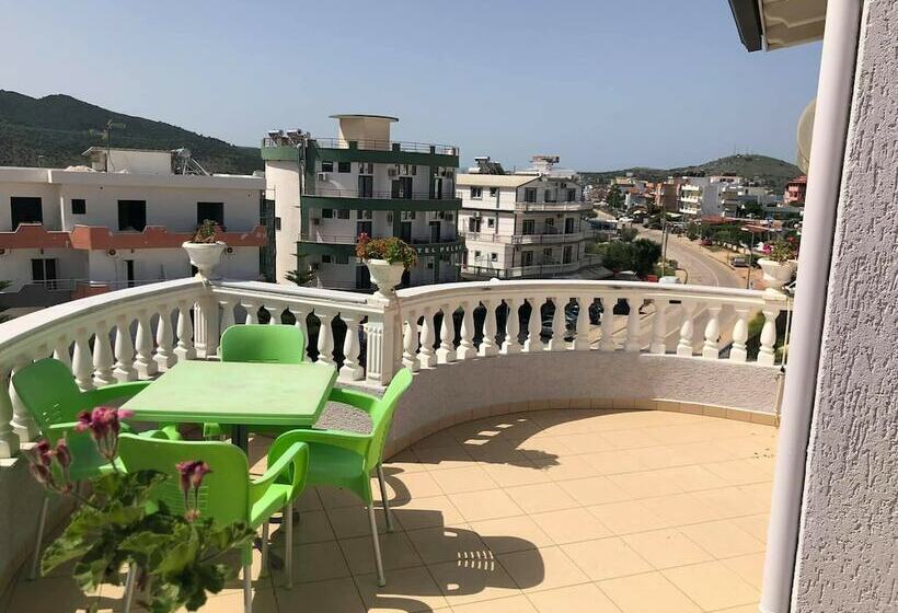 غرفة قياسية مزوَّدة بشُرفة, Villa Qendra