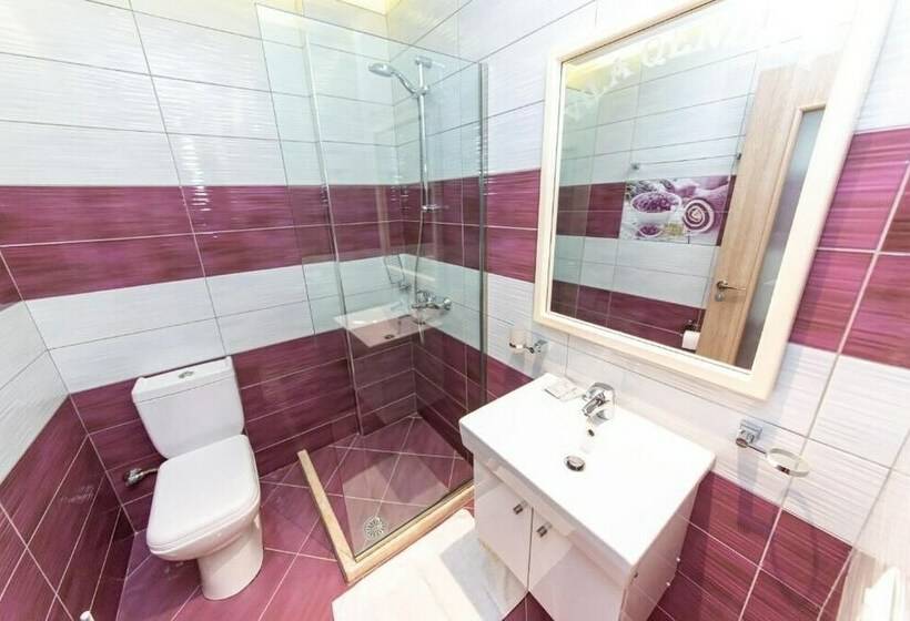 غرفة قياسية ثلاثية, Villa Qendra