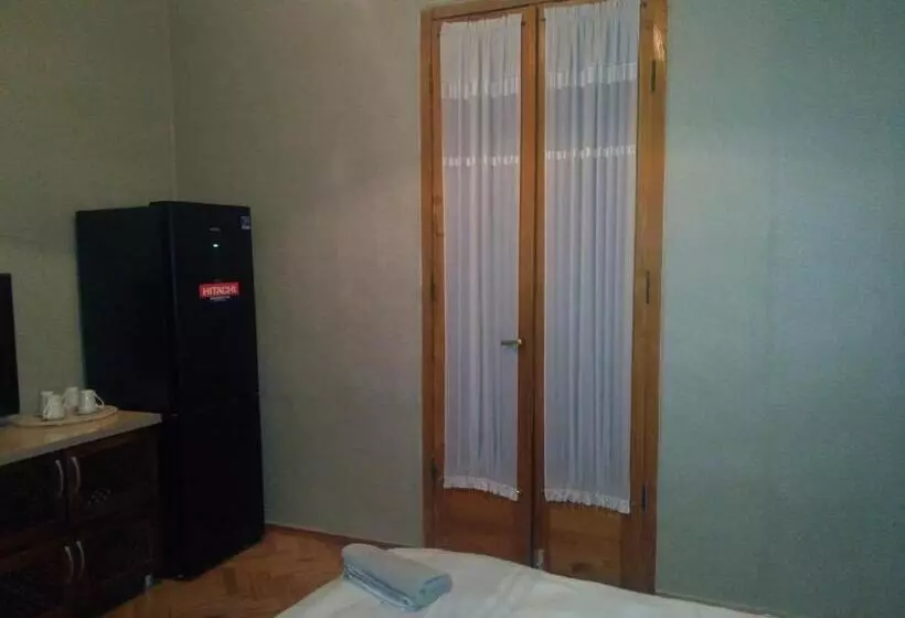 اتاق خانوادگی, Mia B&b Tbilisi
