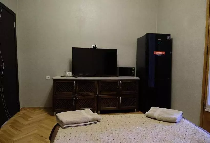 اتاق خانوادگی, Mia B&b Tbilisi