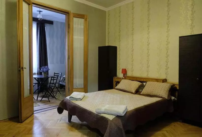 اتاق خانوادگی, Mia B&b Tbilisi