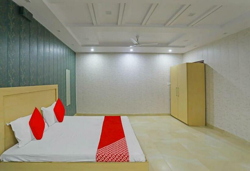 Classic Kolmen Hengen Huone, Oyo Flagship Guddan Banquet Hall