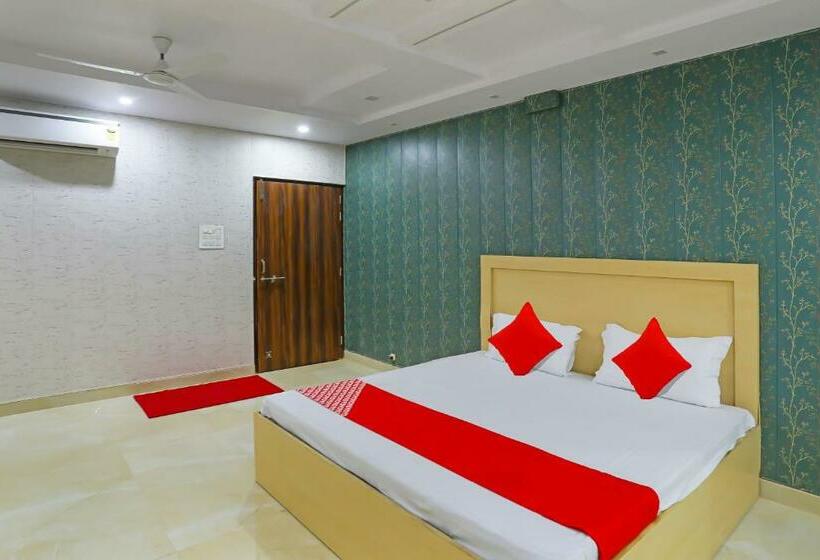 Classic Kolmen Hengen Huone, Oyo Flagship Guddan Banquet Hall