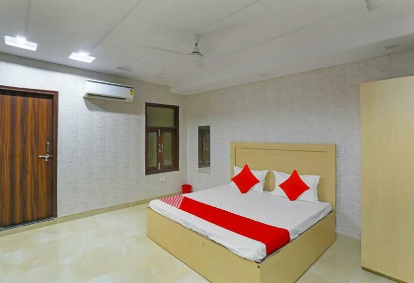 Classic Kolmen Hengen Huone, Oyo Flagship Guddan Banquet Hall