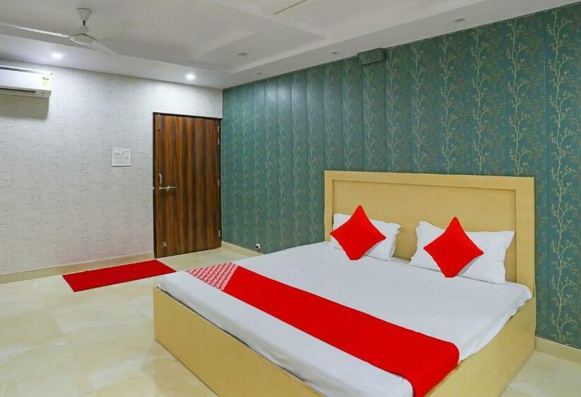 Classic Kolmen Hengen Huone, Oyo Flagship Guddan Banquet Hall