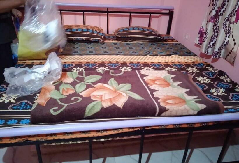 トリプルクラシックルーム, Oyo Laxmi Cottage