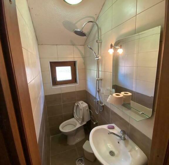 اتاق استاندارد, Shpija E Gjyshit Vuthaj