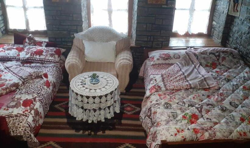 اتاق خانوادگی, Guest House In Buhal