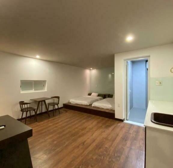 اتاق استاندارد چهار تخته, Holiday Inn