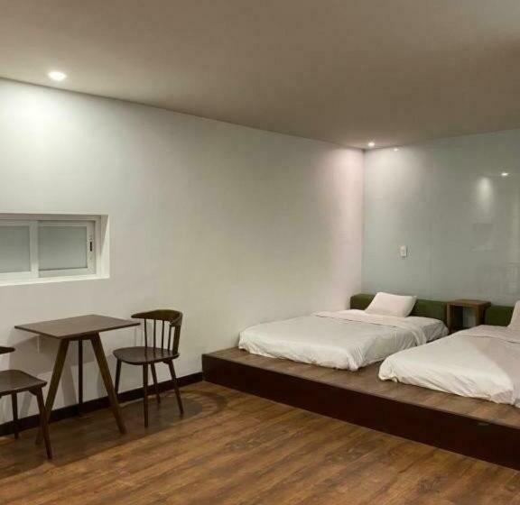 اتاق استاندارد چهار تخته, Holiday Inn