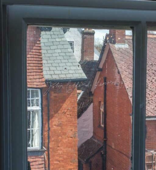 غرفة عائلية, The Salutation Inn