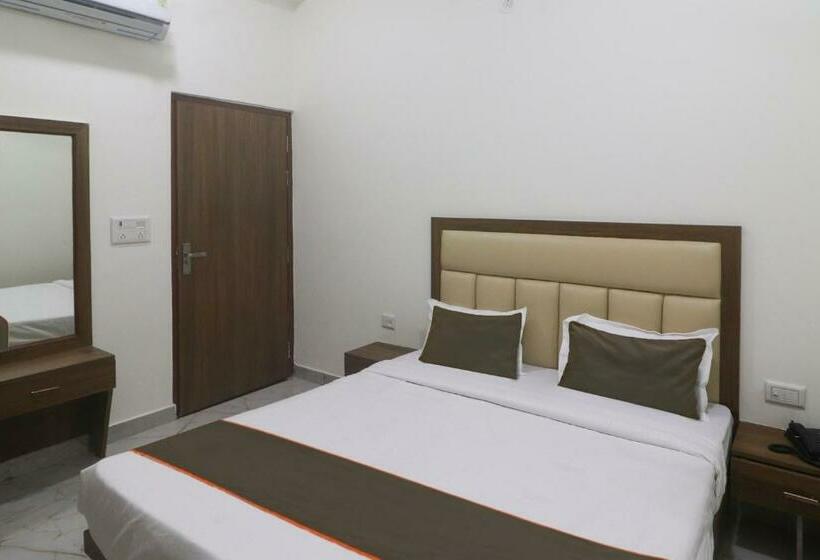 Трехместный Номер Классика, Collection O Hotel Shailly Inn Star