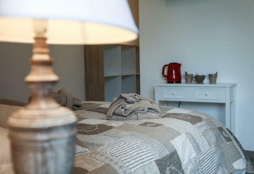 חדר סטנדרט לשלושה, L'evidence