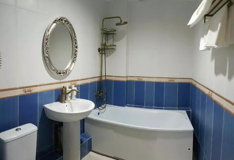 اتاق لوکس سه تخته, Boutique Hotel Tomiris