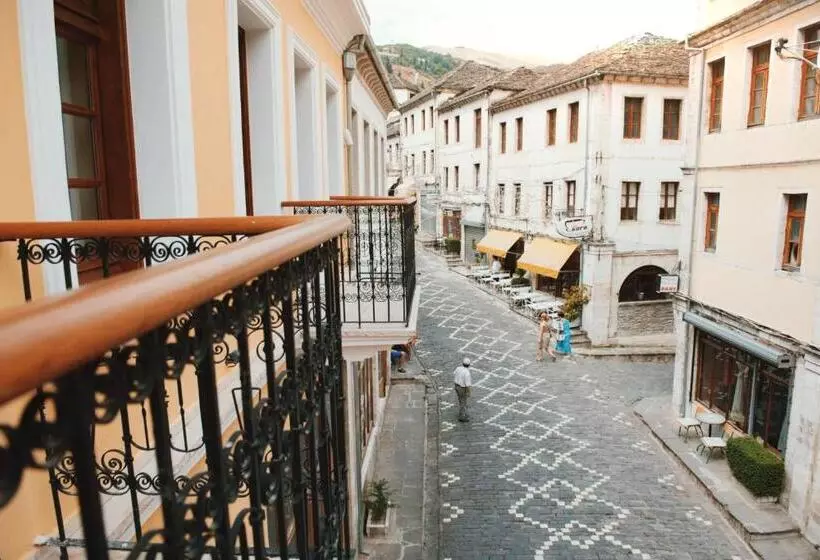 اتاق لوکس خانوادگی, Argjiro