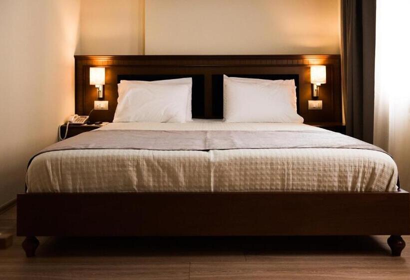 디럭스 패밀리 룸, Argjiro