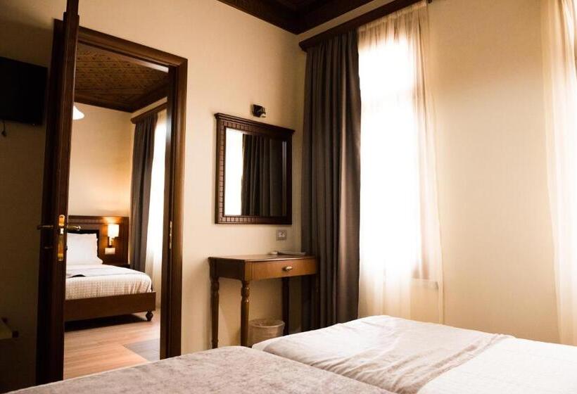 디럭스 패밀리 룸, Argjiro