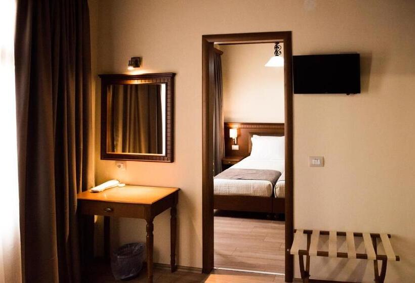 디럭스 패밀리 룸, Argjiro