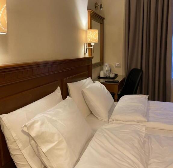 이코노미 룸, Argjiro