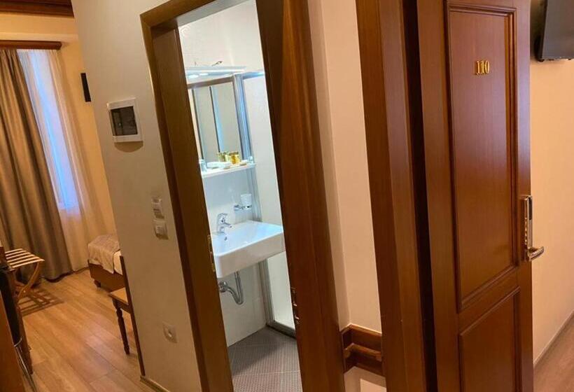 패밀리 룸, Argjiro