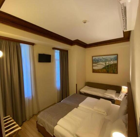 패밀리 룸, Argjiro