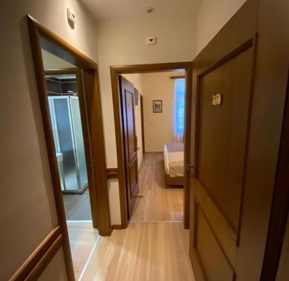 패밀리 룸, Argjiro