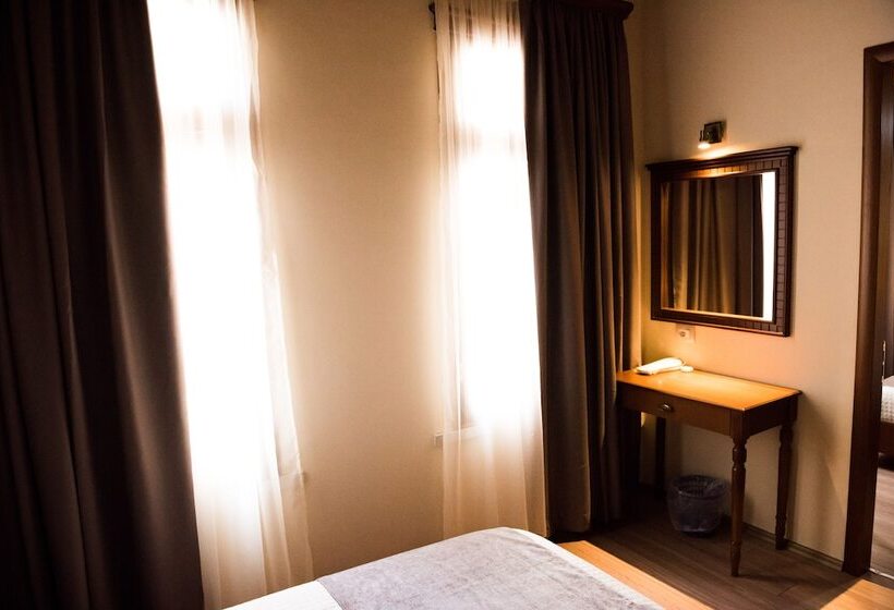 패밀리 룸, Argjiro