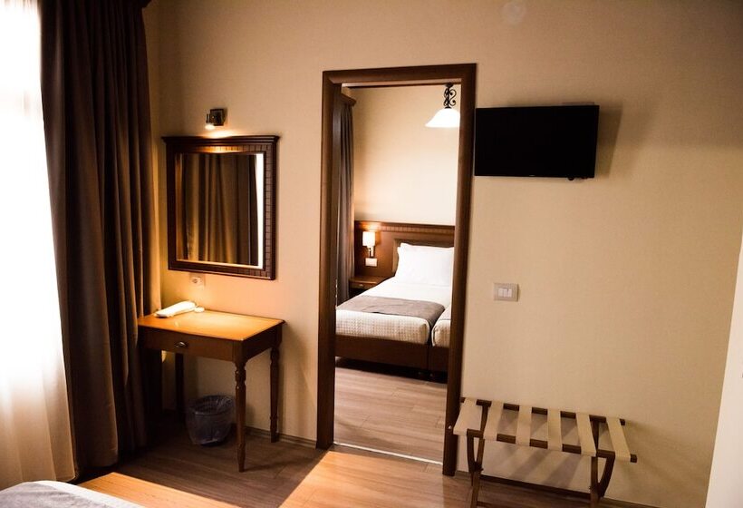 패밀리 룸, Argjiro