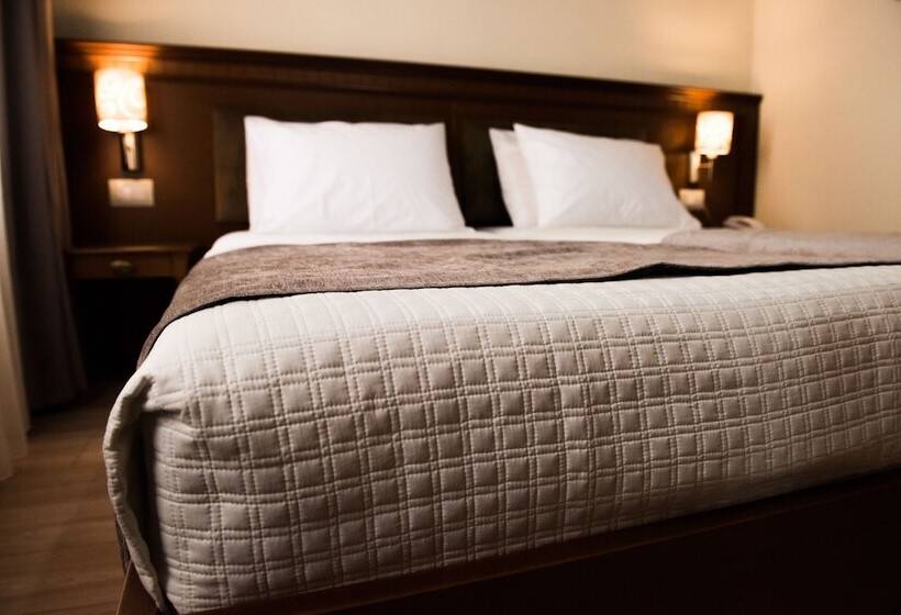 패밀리 룸, Argjiro