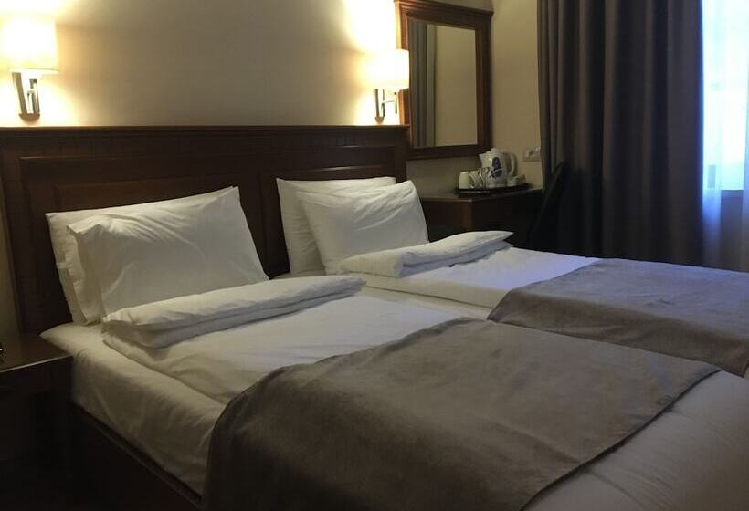 이코노미 룸, Argjiro