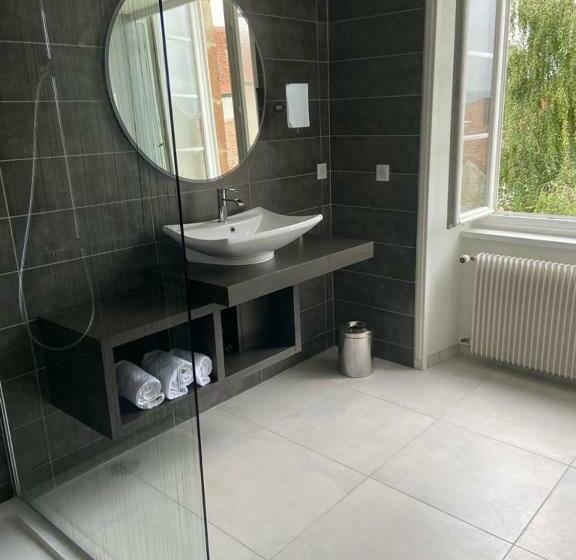 高级大房间, Des Cymaises