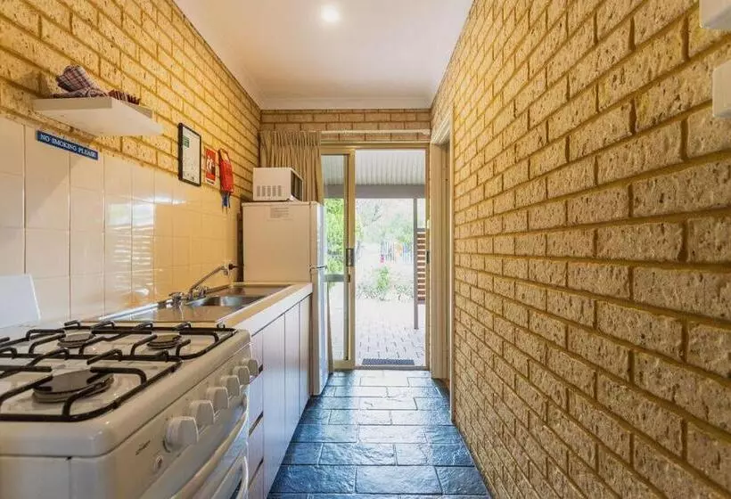Villa 2 Makuuhuonetta, Busselton Villas And Glamping Village