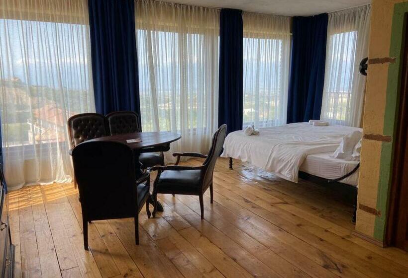 سوییت جونیور با بالکن, Chateau Mere