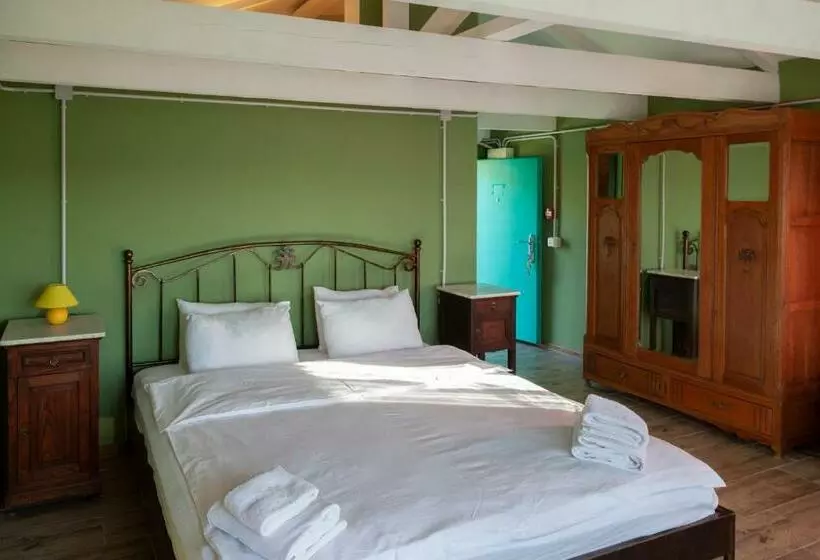 اتاق استاندارد, Chateau Mere