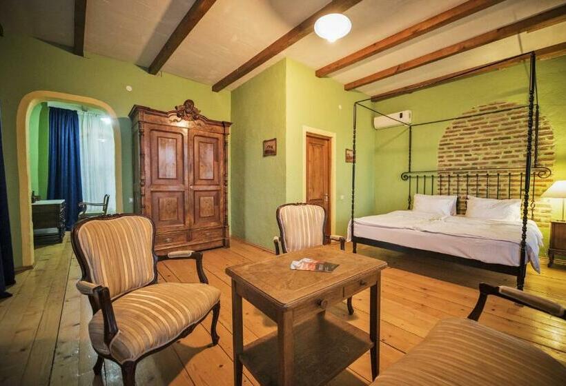 سوییت جونیور, Chateau Mere