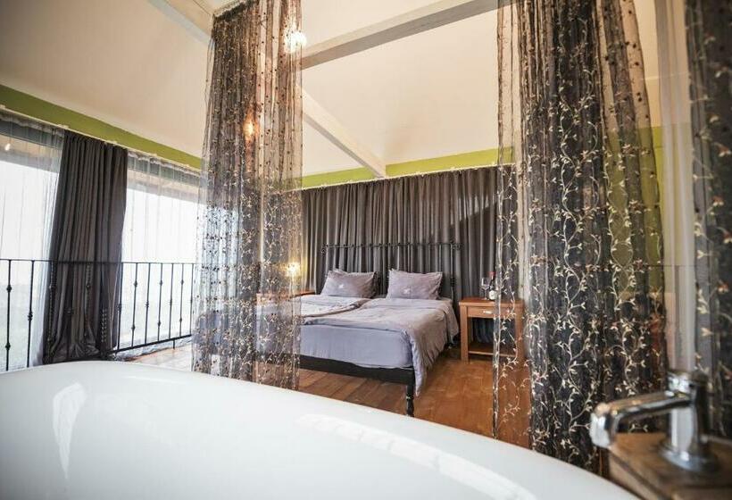 سوییت دوبلکس, Chateau Mere