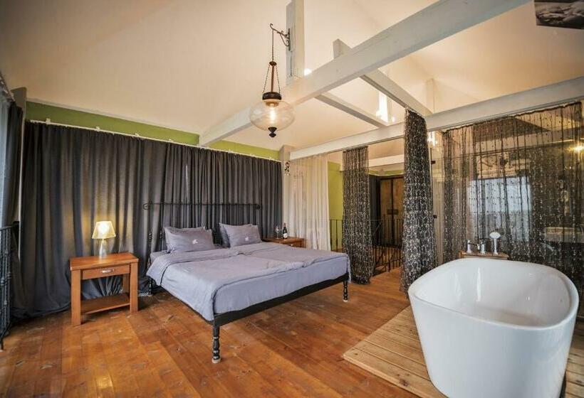 سوییت دوبلکس, Chateau Mere